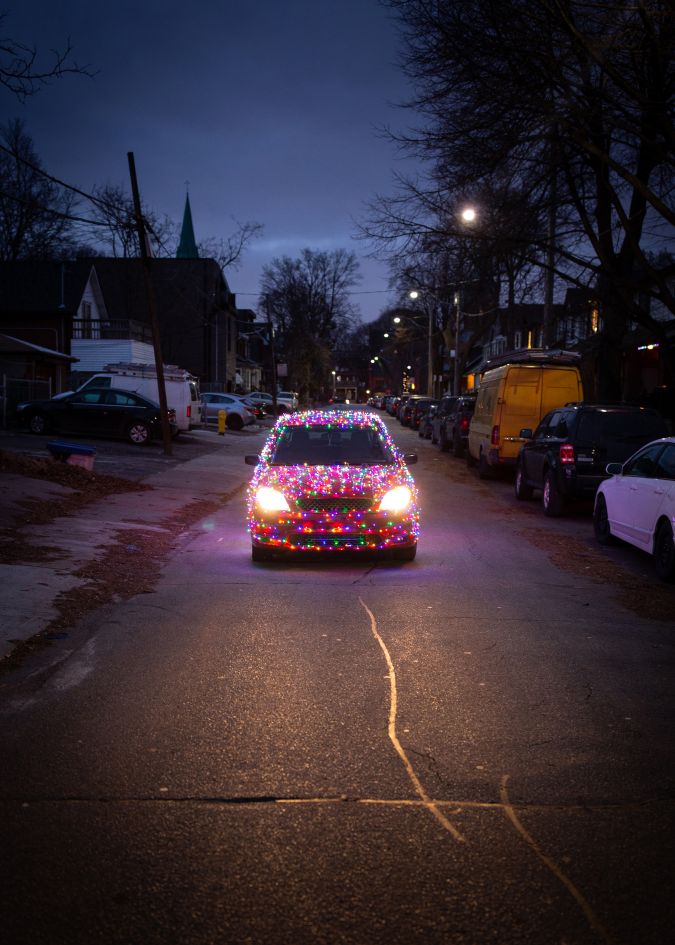 Luces navideñas en el exterior de los autos está prohibido.