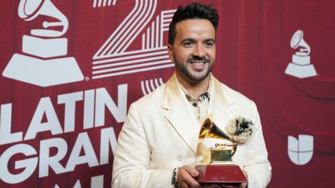 Luis Fonsi poses after winning an award for best pop vocal album at the 25th Latin Grammy Awards ceremony, Thursday, Nov. 14, 2024, in Miami. (AP Photo/Rebecca Blackwell)