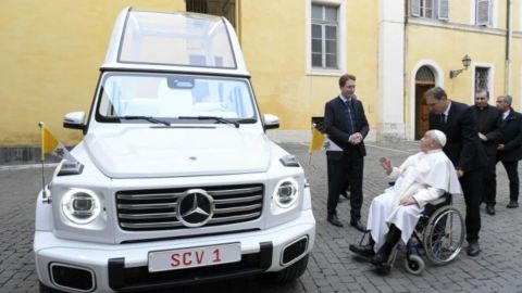 Mercedes-Benz entrega al Papa su primer Papamóvil eléctrico