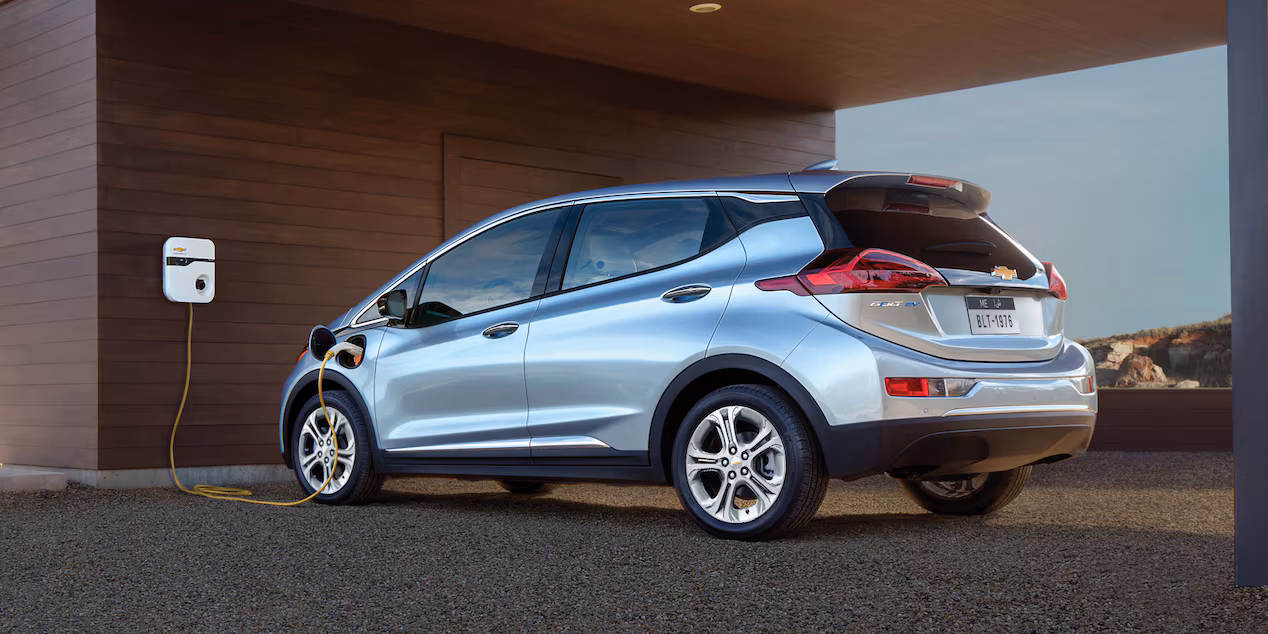 Modelo Chevrolet en pleno proceso de carga