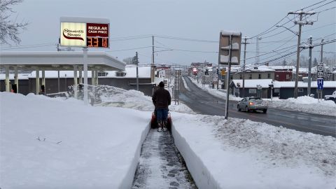 Una persona limpia la nieve de la acera en Lowville, Nueva York, el sábado 30 de noviembre.