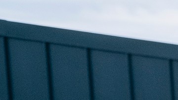 Un voluntario lleva a dos pequeñas a escoger sus regalos de Navidad.