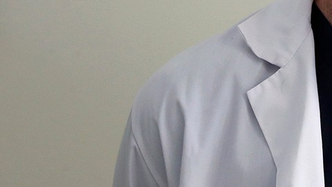 Sicario disfrazado de médico