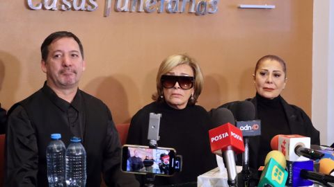 Luis Enrique Guzmán, Sylvia Pasquel y Alejandra Guzmán lloran la muerte de su mamá Silvia Pinal en conferencia de prensa antes del funeral privado: "Se fue como una Diva", donde amigos cercanos y familiares despidieron a la primera actriz, fallecida ayer a los 93 años/México, 29 de noviembre 2024.