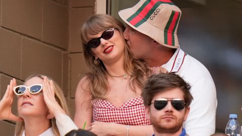 Taylor Swift y el ala cerrada de los Kansas City Chiefs, Travis Kelce, observan el juego entre Jannik Sinner, de Italia, y Taylor Fritz, de Estados Unidos
