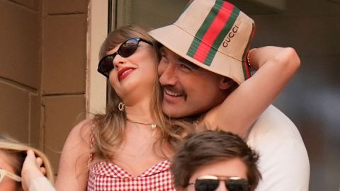 Taylor Swift and Kansas City Chiefs tight end Travis Kelce watch play between Jannik Sinner, of Italy, and Taylor Fritz, of the United States, during the men's singles final of the U.S. Open tennis championships, Sunday, Sept. 8, 2024, in New York. (AP Photo/Seth Wenig)