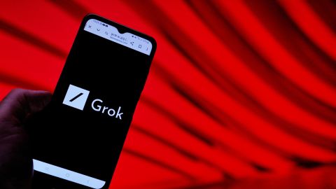 Grok es la app de IA con la que Elon Musk espera poder competir con ChatGPT y Gemini