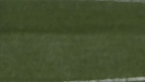 Carlo Ancelotti conversando con David Alaba durante una parte del entrenamiento del Real Madrid este viernes en Valdebebas.