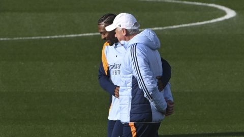 Carlo Ancelotti conversando con David Alaba durante una parte del entrenamiento del Real Madrid este viernes en Valdebebas.