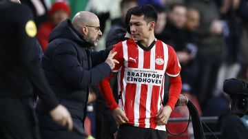 El mexicano Hirving "Chucky" Lozano antes de ingresar al partido del domingo del PSV, su último en el fútbol europeo antes de irse a la MLS.