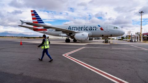 Para las 7:10 am, American Airlines presentaba hasta 1,979 interrupciones, según DownDetector.