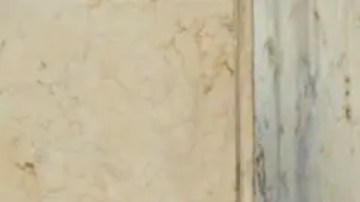 Una mujer en el funeral de uno de los fallecidos por los ataques de Israel con beepers o buscapersonas.