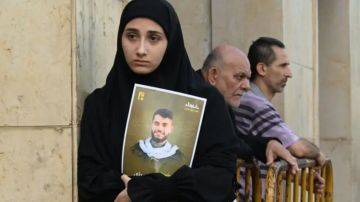 Una mujer en el funeral de uno de los fallecidos por los ataques de Israel con beepers o buscapersonas.