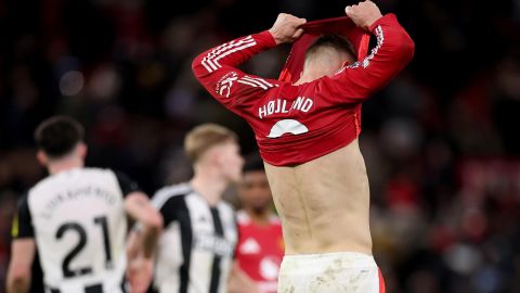 Manchester (United Kingdom), 30/12/2024.- Rasmus Hojlund of Manchester United reacts at the final whistle of the English Premier League match between Manchester United and Newcastle United in Manchester, Britain, 30 December 2024. (Reino Unido) EFE/EPA/ADAM VAUGHAN EDITORIAL USE ONLY. No use with unauthorized audio, video, data, fixture lists, club/league logos, 'live' services or NFTs. Online in-match use limited to 120 images, no video emulation. No use in betting, games or single club/league/player publications.