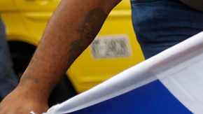 Queman una bandera de EE.UU. y carteles de Trump en Panamá tras amenazas sobre el canal