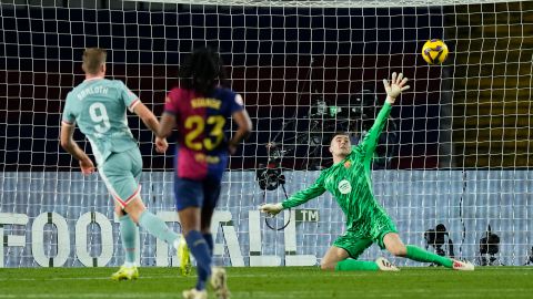 El delantero noruego del Atlético de Madrid, Alexander Sorloth, marca su gol durante el partido de la jornada 18 de LaLiga ante el FC Barcelona en el estadio olímpico de Montjuic.