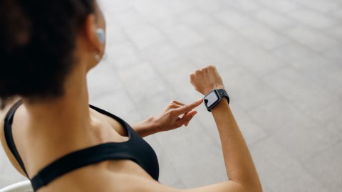 Llevar un registro de los pasos que caminas cada tarde también mejora tu energía mental.