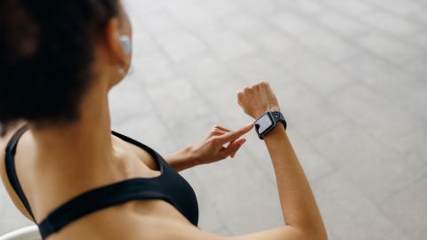 Llevar un registro de los pasos que caminas cada tarde también mejora tu energía mental.