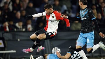 Rotterdam (Netherlands), 14/12/2024.- Santiago Gimenez of Feyenoord (L) in action against Sem Scheperman of Heracles Almelo during the Dutch Eredivisie match between Feyenoord and Heracles Almelo at Feyenoord, in Rotterdam, the Netherlands, 14 December 2024. (Países Bajos; Holanda) EFE/EPA/MAURICE VAN STEEN