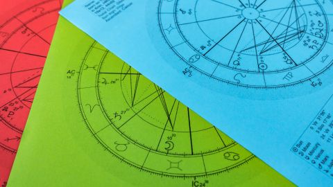 Hay colores que, según la carta de tu signo, son desfavorables para 2025.