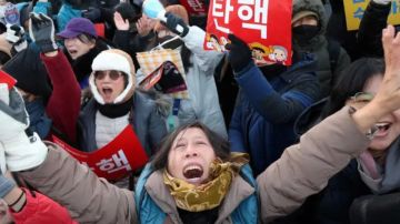 La gente celebra después de que el parlamento de Corea del Sur aprobara una segunda moción de impeachment contra el presidente Yoon Suk Yeol.