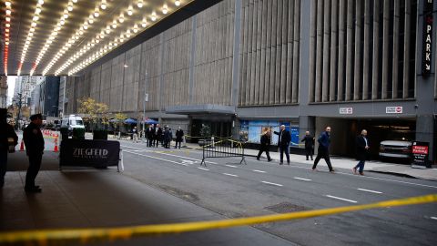Detectives del Departamento de Policía de Nueva York (NYPD) encargados de la investigación se dirigen al área para interrogar a la persona.