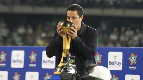 Efraín Juárez besa el trofeo de la liga de Colombia.