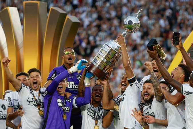 Los jugadores del Botafogo celebran con el trofeo luego de ganar la Copa Libertadores al vencer al Atlético Mineiro en Argentina.