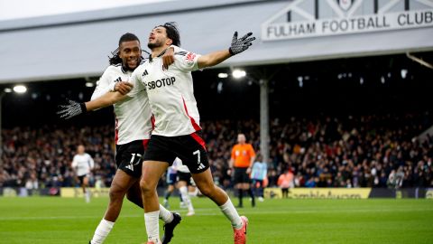 El delantero mexicano Raúl Jiménez celebrando su anotación con la que se abrió el marcador este domingo en el duelo entre Fulham y Arsenal.