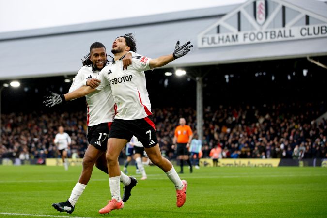 El delantero mexicano Raúl Jiménez celebrando su anotación con la que se abrió el marcador este domingo en el duelo entre Fulham y Arsenal.