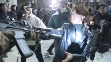 La mujer que le agarró el arma a un soldado en Corea del Sur y se convirtió en símbolo del rechazo a la ley marcial