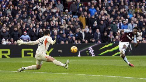 Birmingham (United Kingdom), 21/12/2024.- Jhon Duran of Aston Villa (R) and Manchester City goalkeeper Stefan Ortega in action during the English Premier League soccer match between Aston Villa and Manchester City, in Birmingham, Britain, 21 December 2024. (Reino Unido) EFE/EPA/TIM KEETON