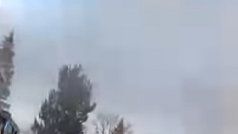 Tres socorristas resultaron heridos por escombros que volaron tras la explosión del camión.