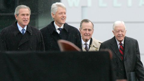 George W. Bush Bill Clinton, George H.W. Bush y el expresidente Jimmy Carter.