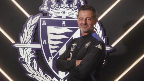 Diego Cocca posa junto al escudo del Valladolid.