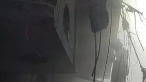 Palestinos buscan víctimas tras un ataque israelí en el patio del Hospital Kamal Adwan el 25 de diciembre.