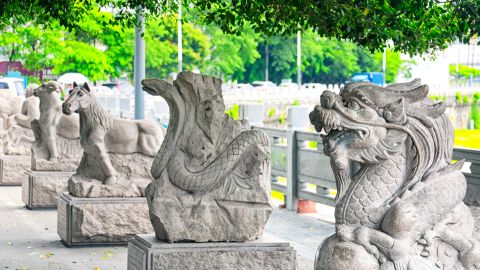 Estatuas del Dragón y la Serpiente, signos que representan 2024 y 2025, respectivamente.