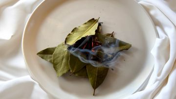 Quemar laurel es uno de los rituales más populares para la prosperidad.