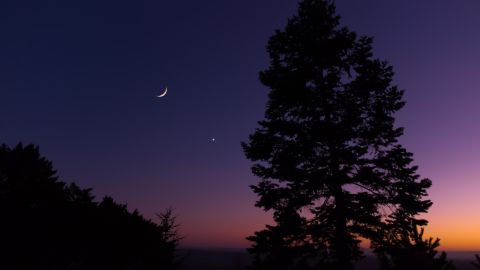 La Luna y Mercurio en el cielo juntos desencadenan energías que afectan a los signos.