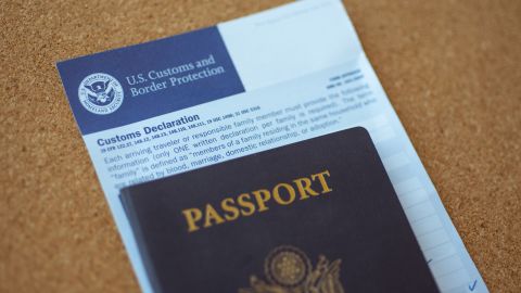 La CBP tiene la autoridad y derecho de verificar el equipaje de cualquier pasajero que desea ingresar a Estados Unidos.