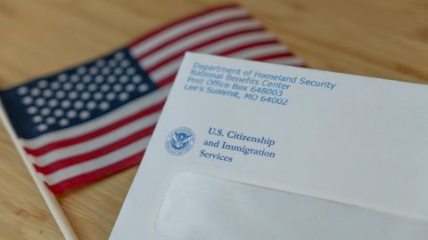 El trámite del documento implica una tarifa que debes pagar y de acuerdo al USCIS, el costo de $795 dólares.