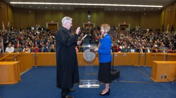 Janice Hahn es juramentada por su hermano James Hahn, exalcalde de L.A.