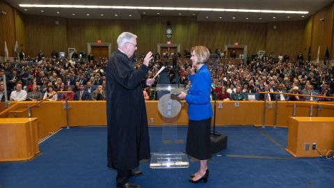 Janice Hahn es juramentada por su hermano James Hahn, exalcalde de L.A.