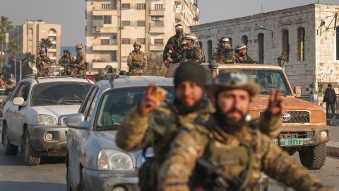 Rebeldes recorren las calles tras tomar la ciudad de Hama en Siria, el 6 de diciembre de 2024.