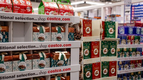 La recomendación es que compres los regalos de Navidad presencialmente en Costco para que no lidies con las fechas de entrega.