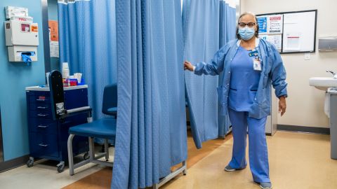 ARCHIVO - Una enfermera trabaja en el Centro de Salud El Nuevo San Juan en el distrito del Bronx, el 11 de enero de 2024, en Nueva York. (Foto AP/Eduardo Muñoz Alvarez, Archivo)