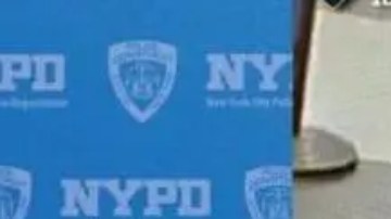 El hombre buscado por la policía de Nueva York en relación con la muerte de Thompson fue grabado por cámaras de seguridad.