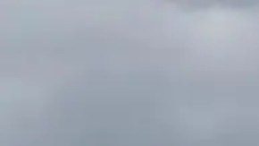 El brasileño Gabriel Medina elevándose hacia el cielo tras surfear en una enorme ola en la isla de Tahití.