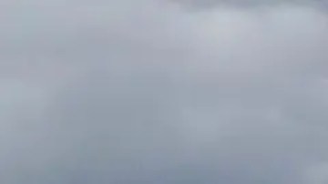 El brasileño Gabriel Medina elevándose hacia el cielo tras surfear en una enorme ola en la isla de Tahití.