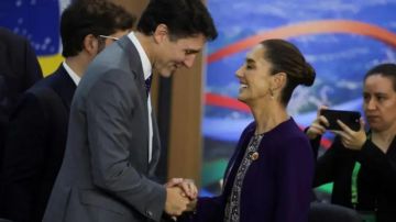 El primer ministro de Canadá, Justin Trudeau, y la presidenta de México, Claudia Sheinbaum, se dan la mano durante la cumbre del G20.